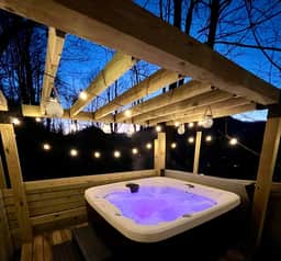 Misty Valley BnB ~ Hot Tub ~ Game Room ~ Netflix