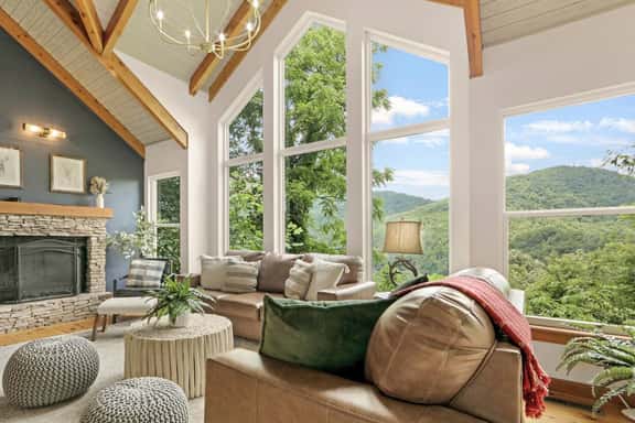 Misty Valley BnB ~ Hot Tub ~ Game Room ~ Netflix - Image 1